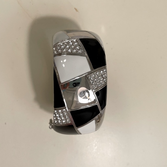 Black and white cuff bracelet - Picture 1 of 4